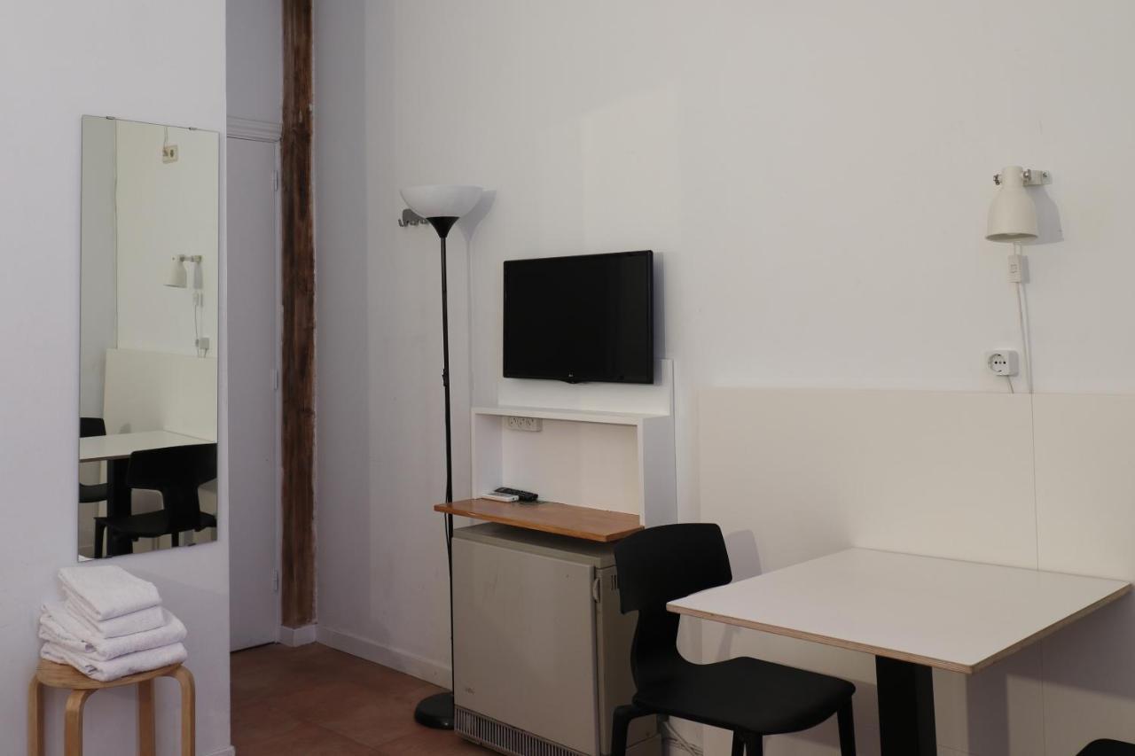 Hostal La Zona Madrid Exterior photo