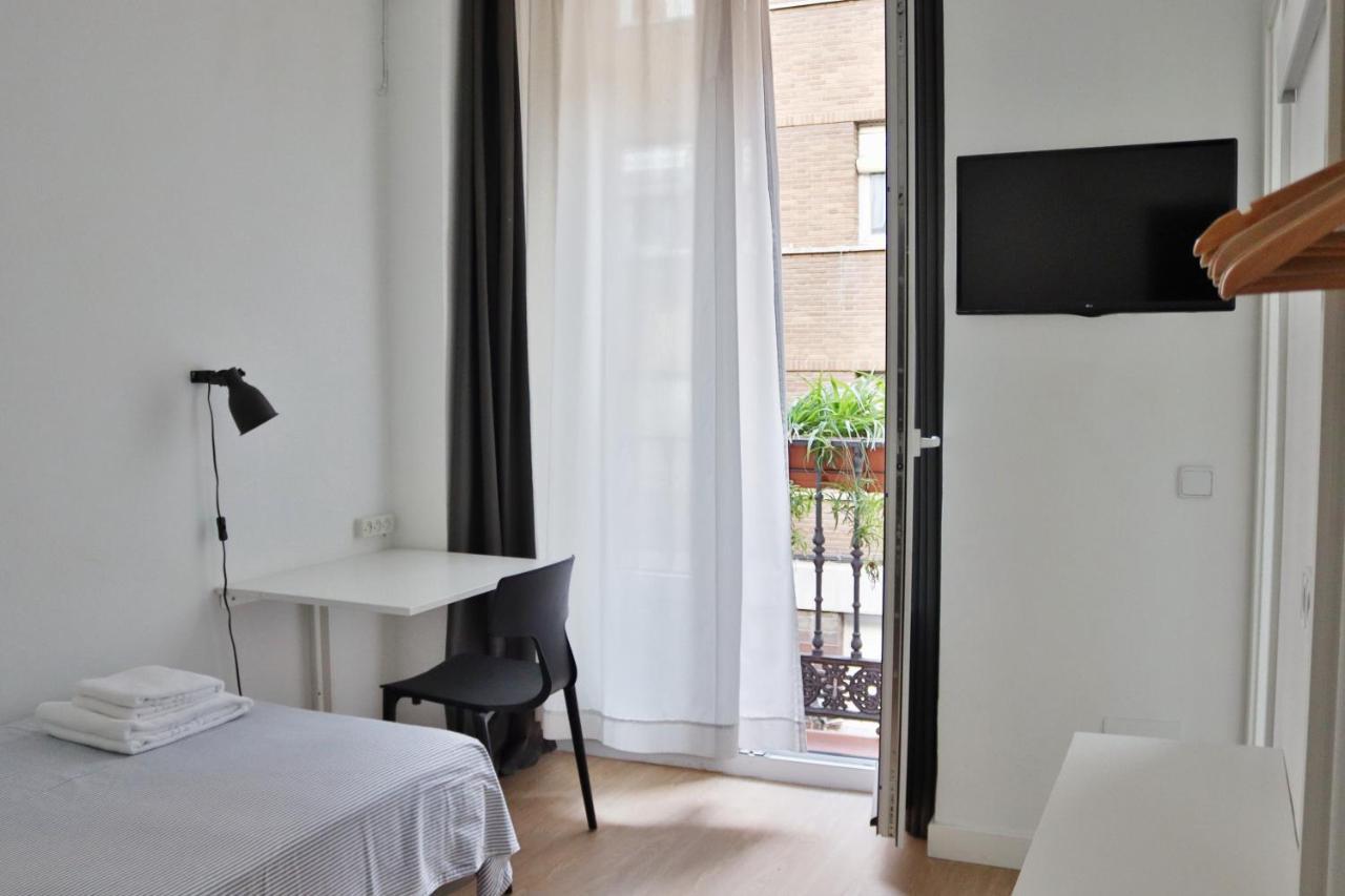 Hostal La Zona Madrid Exterior photo