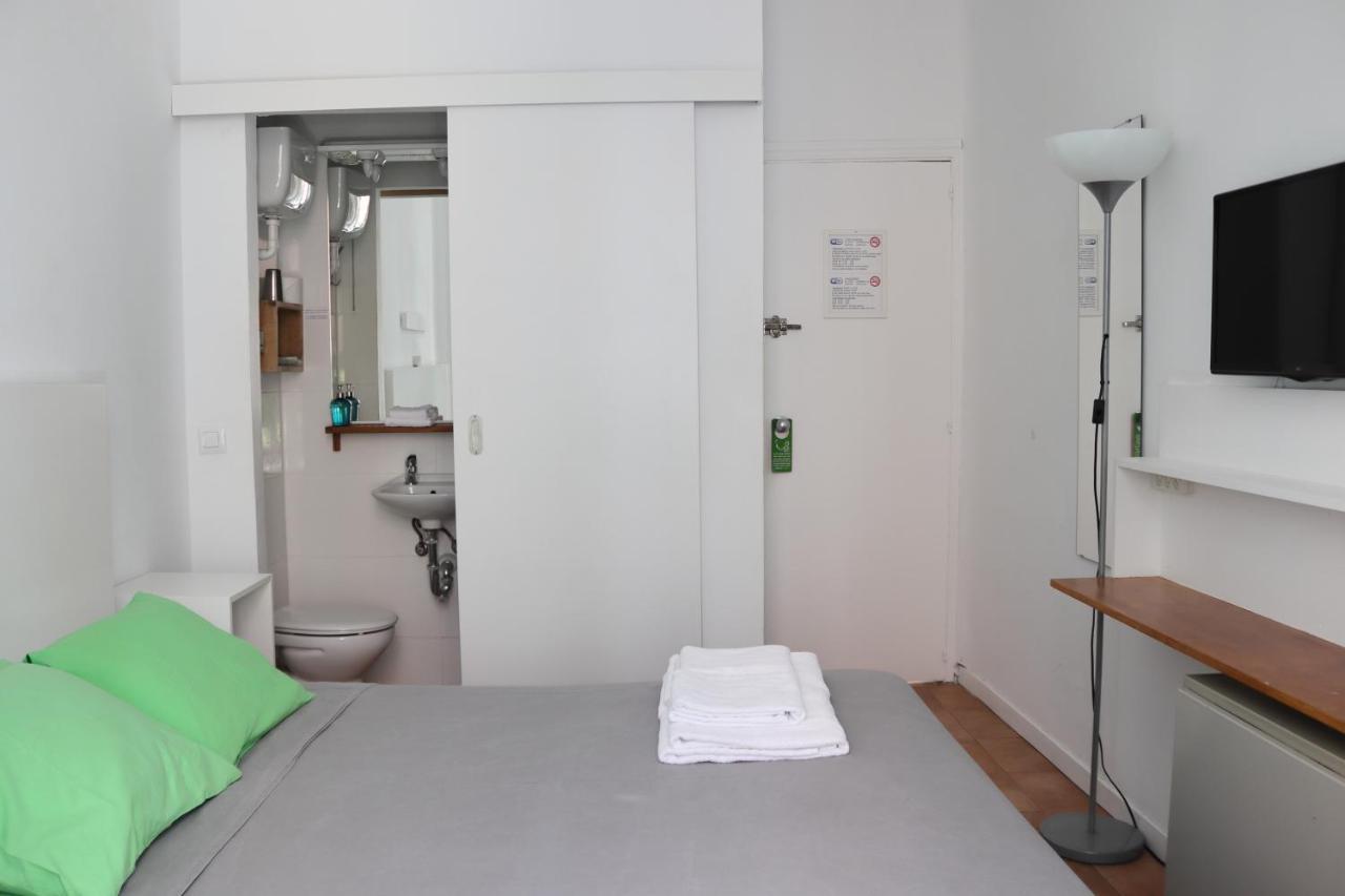 Hostal La Zona Madrid Exterior photo