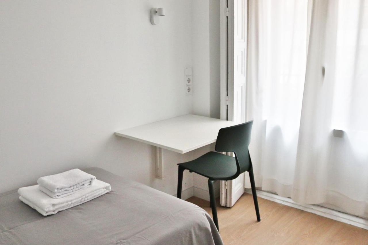Hostal La Zona Madrid Exterior photo